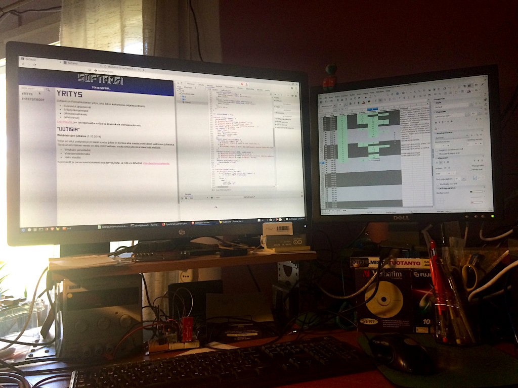 Työpöytä, jolla on kaksi monitoria.